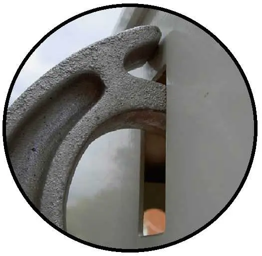 Claw-in-slot detail
